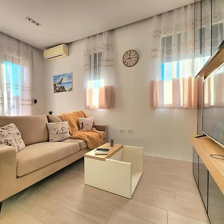 Rooftop @skanderbeg Square W/ 24h Check In Apartment